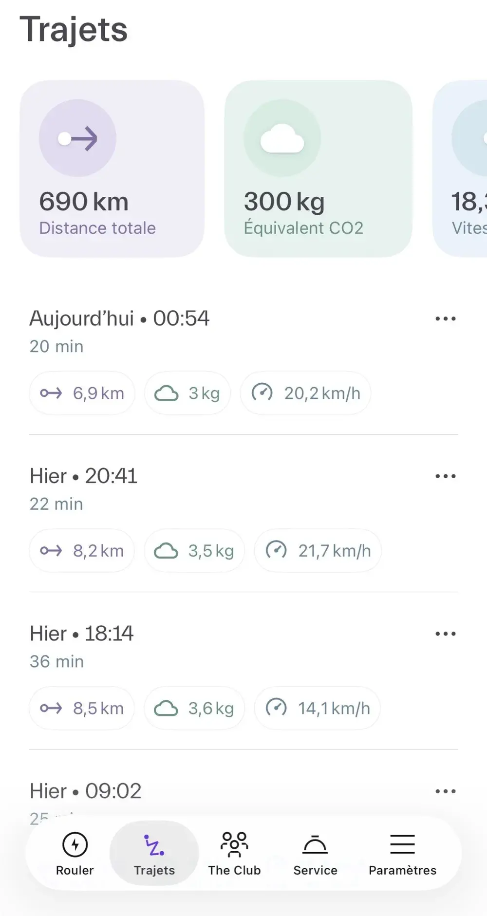 Écran Trajets de l'application Dance : 690 km au total, 300 kg d'équivalent CO2, et le détail des derniers trajets avec distance, durée et vitesse moyenne